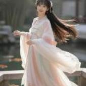 Ancient beauties in dreams，A woman in a long pink dress.