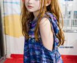 Mobile wallpaper， Sadie Elizabeth Sink， realistic， a girl is posing for a photo.