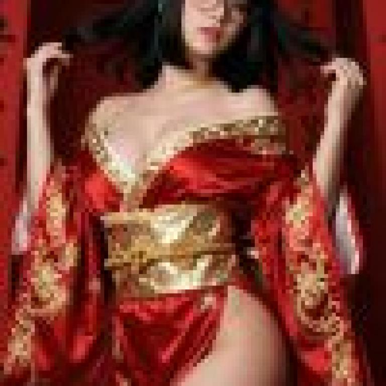 女孩，模特兒身穿紅色和金色和服。