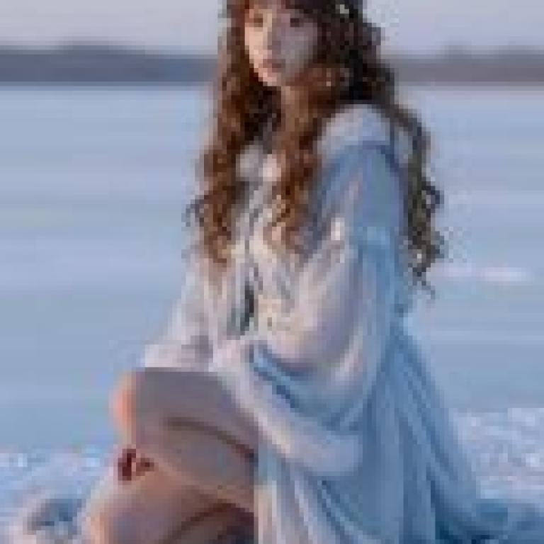 Snow Princess，A pretty woman in blue.