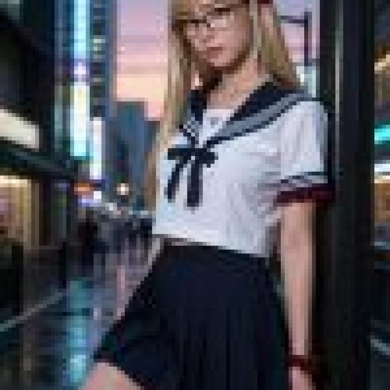 制服力量，一個身穿水手服、頭髮上別著紅玫瑰髮夾的女孩站在柱子旁。
