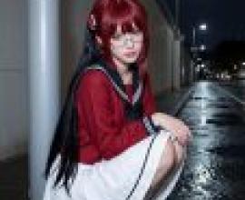 Street Girl Style Test，A girl is sitting on the side walk at night.