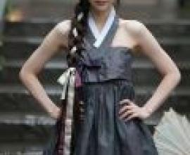 When I was in school，A woman is wearing a dress.