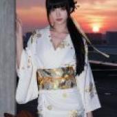 ZIT 01，A woman in white and yellow kimono.