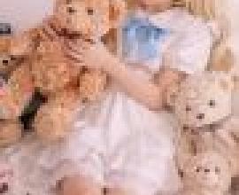 ZIT ATR，A girl holding a teddy bear.