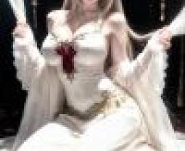 金髮碧眼、長髮飄飄的美女