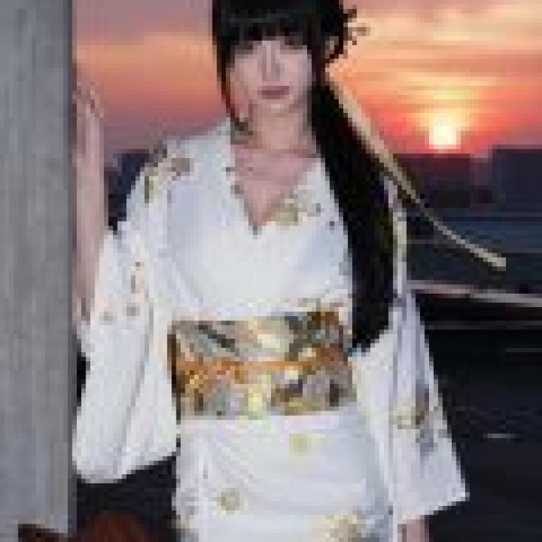 ZIT 01，A woman in white and yellow kimono.