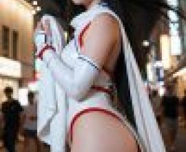 女孩們，一位穿著角色扮演服裝的女士。