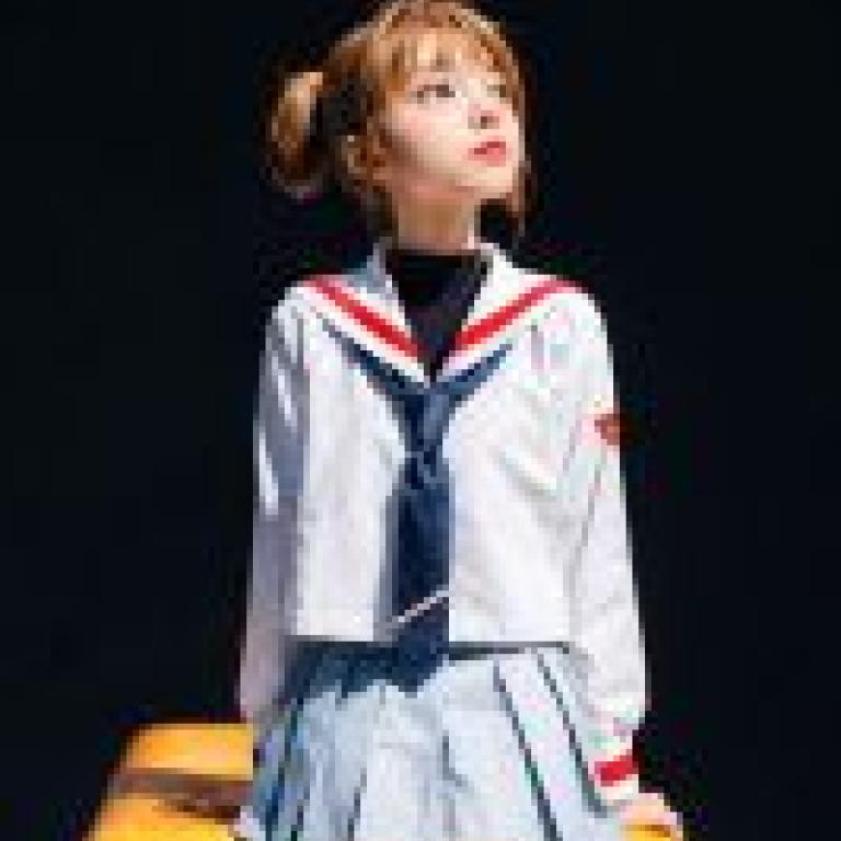 系列中的 Nelvana，櫻花阿瓦隆，一個坐在凳子上的年輕女孩。