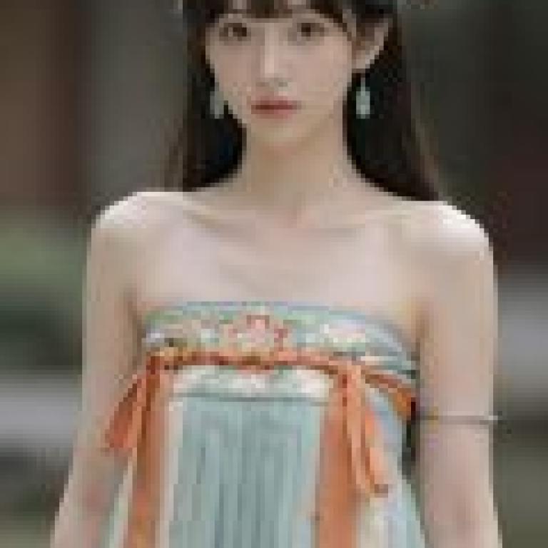 A chance encounter with a beautiful dream，A woman with earrings and a flower in her hair.