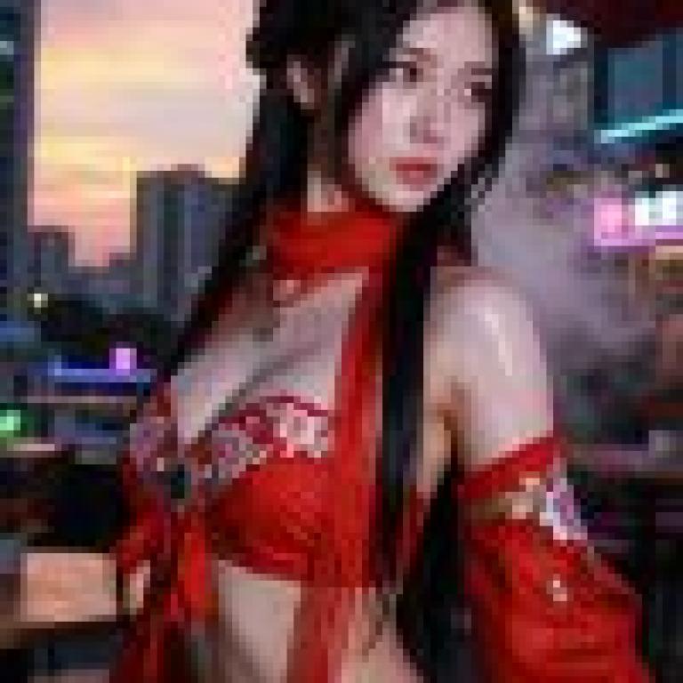 Street photography，A woman dressed in an oriental costume.