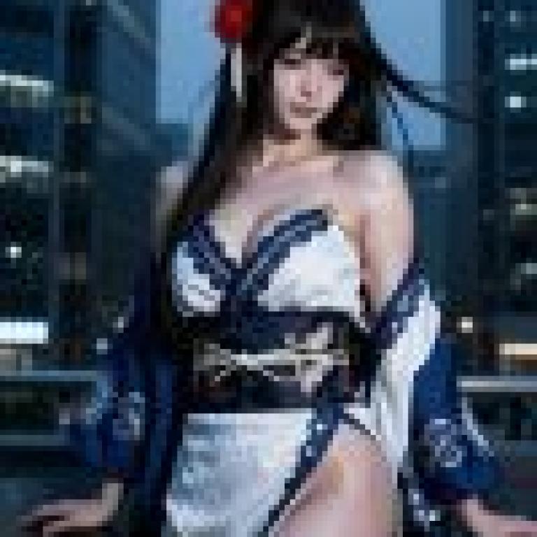 傳統服飾，一位身穿和服的女子正在擺姿勢拍照。
