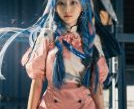 Aomori Mine， Blue Archive，Girl with blue hair wearing pink and white on bench.