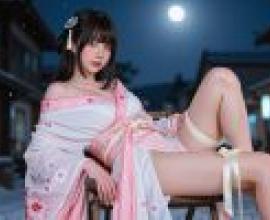 迷人的和服，身穿粉紅色和服的模特兒女孩在戶外擺姿勢。