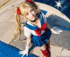 Sailor Moon，A girl with blonde hair wearing a red bow.