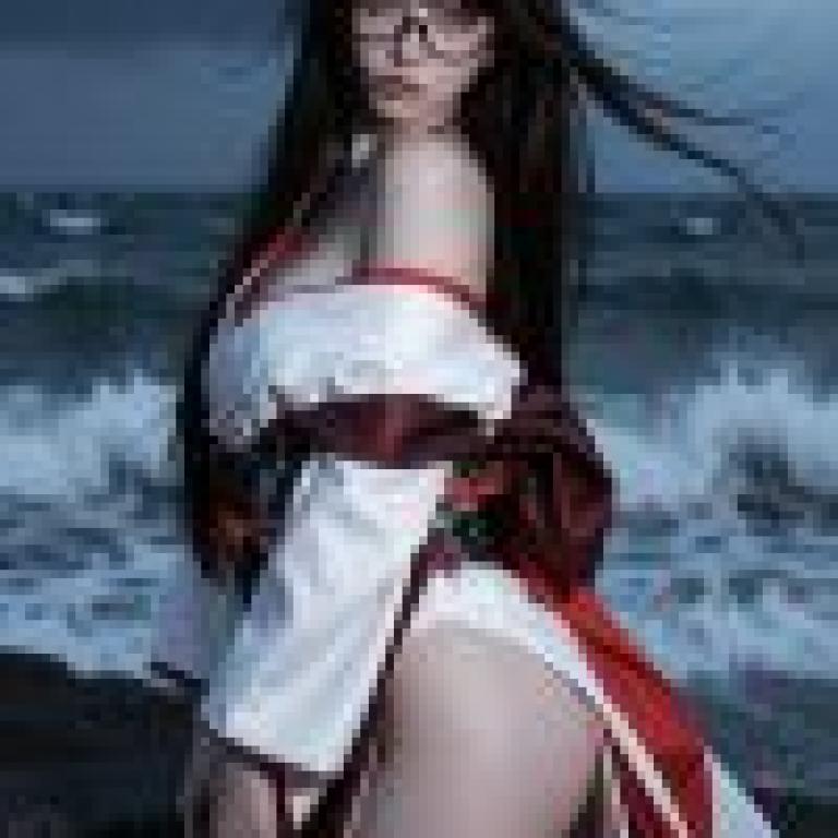 身穿和服，臉上戴眼鏡的女孩。