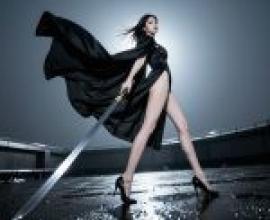 Night Warrior，A woman poses with a sword in her hand.