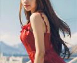 Spice and wolf，A woman with long hair in red clothes and ears.