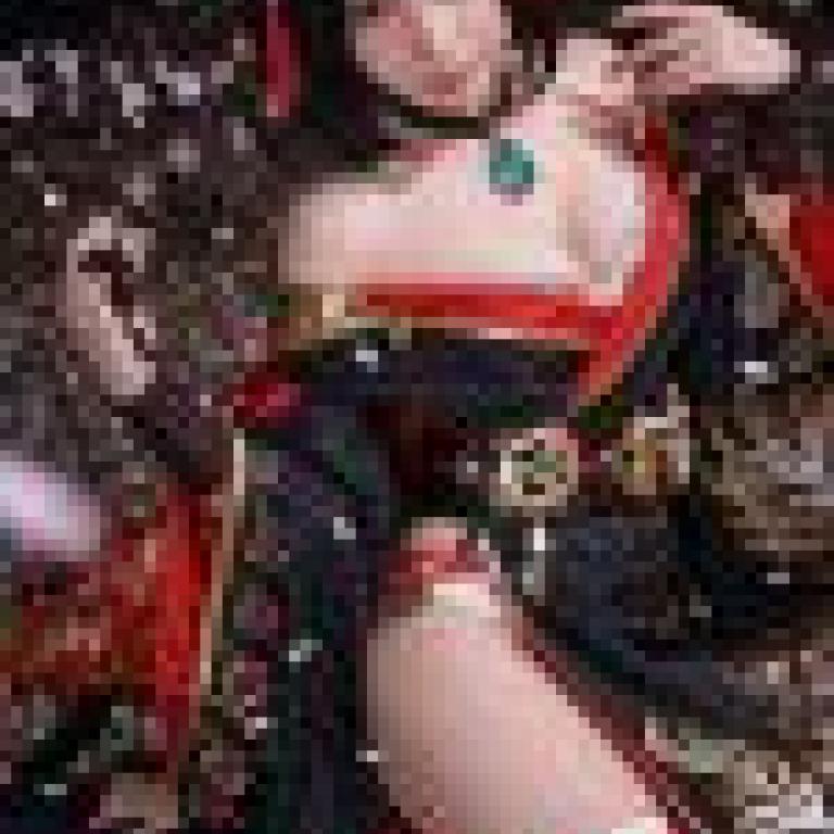 女孩們，這位女士是貓女。