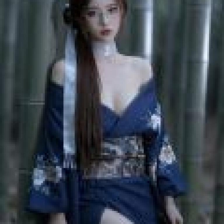 Alluring female assassin，Blue dress with white flowers on it.