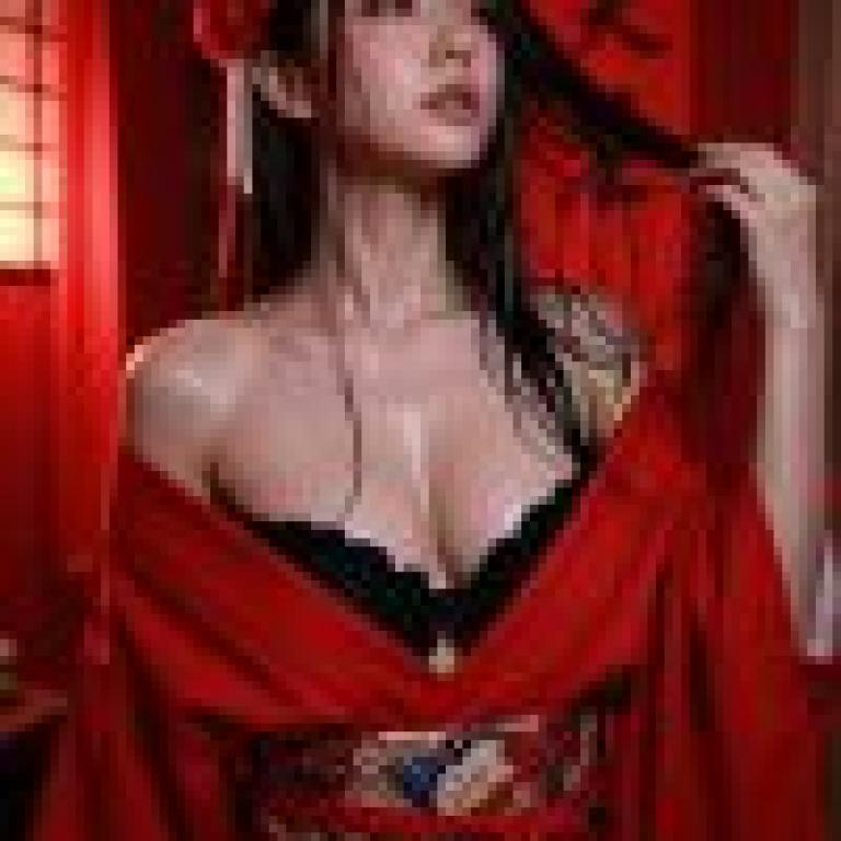 Traditional clothing，A woman with black hair and a red sari.