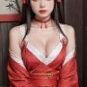 性感中國美女，女人身上穿著紅白相間的和服。