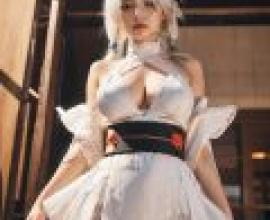 Anachiro 又名 Cinderella NIKKE，女子戴著耳環。