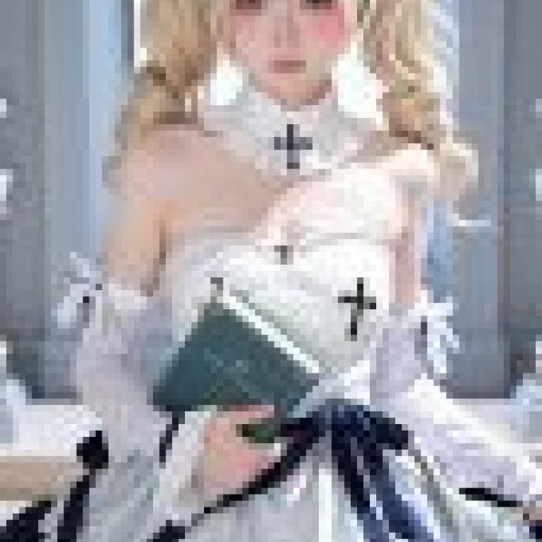 活力四射，手捧書本的女子。