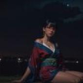 「月夜韶華」- 和服女子城市夢，滿月晚風情，桌布免費下載