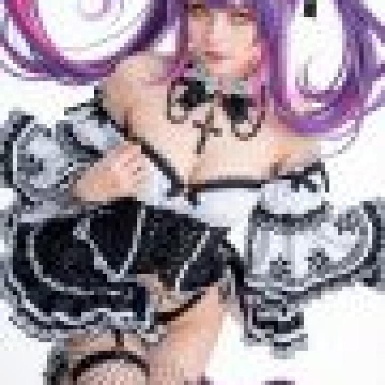 充滿活力，身穿cosplay服裝、留著紫色頭髮的女子。