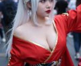 ZIT 01，一名穿著紅色和金色衣服的女子站在街上。