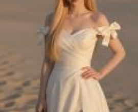 Phantom in the Desert，A young blonde woman wearing a white dress with ruffles on the shoulders.