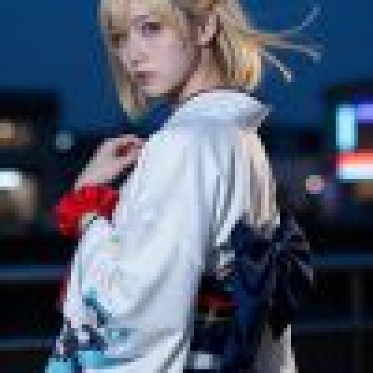 和服，一位穿著和服、戴著蝴蝶結的年輕女孩。