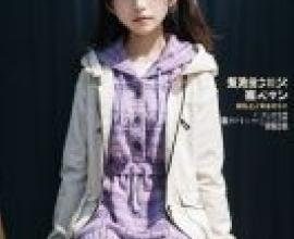 手機桌布，School Days Kokoro Katsura  桂 心，寫實，一個女孩坐在 KOB 廣告前的長椅上。