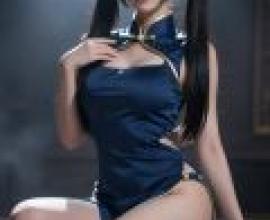 旗袍女神幻想，身穿藍色旗袍、頭戴蝴蝶結的女子。