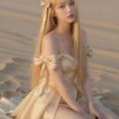 Phantom in the Desert，A young woman with long blonde hair sits on a beach.