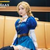 Killer Queen，Demon Lord，A blonde model with blonde hair sits on a chair in front of a bench.