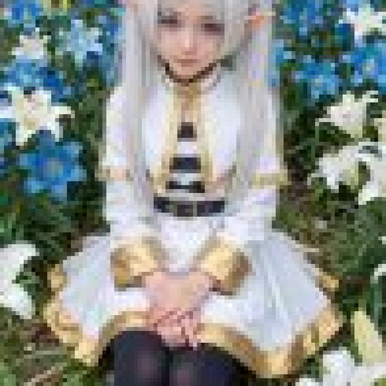 Frieren，A girl with blonde hair sitting on the ground