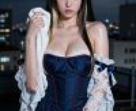 女孩們，一位手持毛巾、穿著藍色緊身胸衣的女子。
