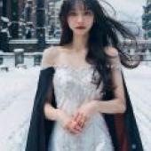 Snowflakes in the Icy Illusion，A girl in a winter coat is wearing earrings