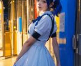 多彩，藍頭髮配藍裙子。