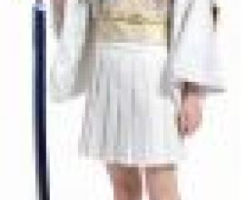 Samurai Girl，A model in a white dress and brown shoes.