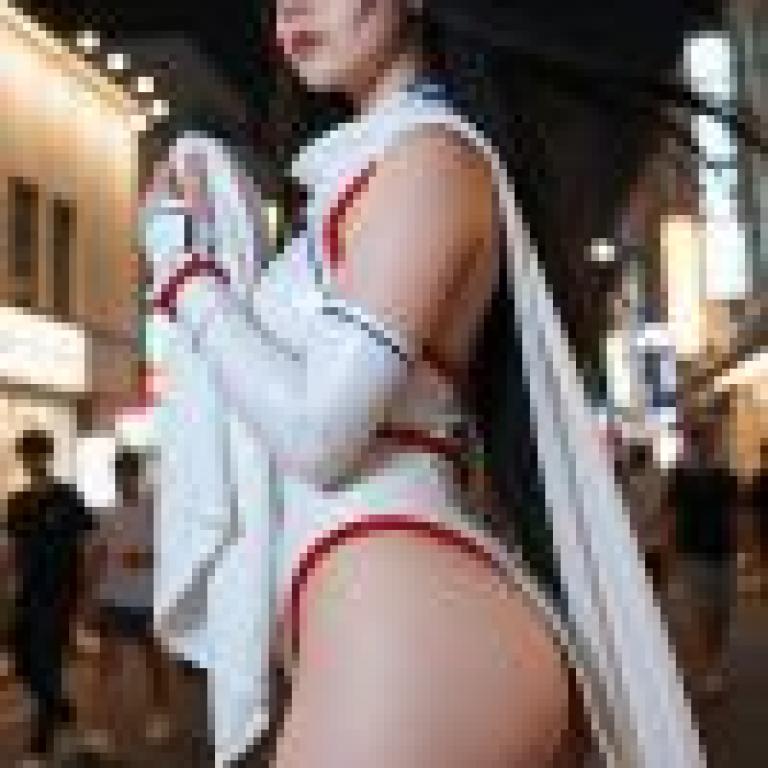 女孩們，一位穿著角色扮演服裝的女士。