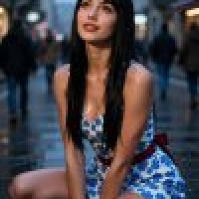 女孩們，一位穿著藍色衣服的女人坐在街上。