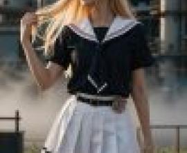 Street beauties，A girl with her blonde hair in a ponytail