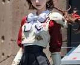 獅堂光 魔法騎士雷阿斯 Hikaru_Shidou，一個穿著紅白藍裙子的女孩靠在牆上。