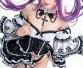 充滿活力，身穿cosplay服裝、留著紫色頭髮的女子。