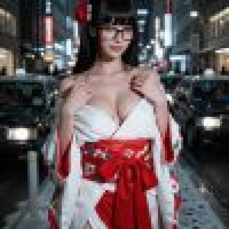 和服，一位戴著眼鏡、穿著和服的女子站在雪地裡。