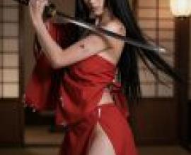 古代日本女刺客，身穿紅色連身裙，手持利劍。