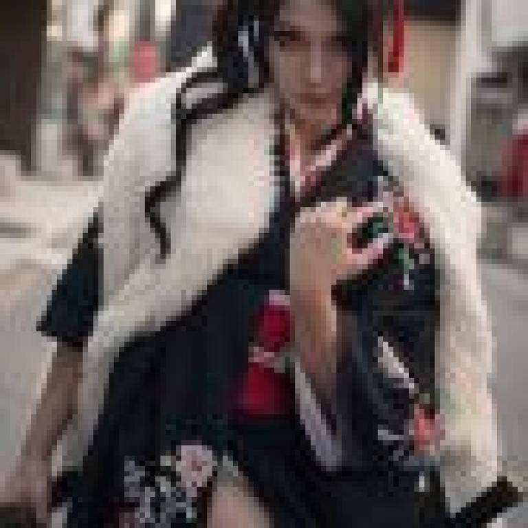 身穿和服、長髮披肩和白色皮草大衣的女子